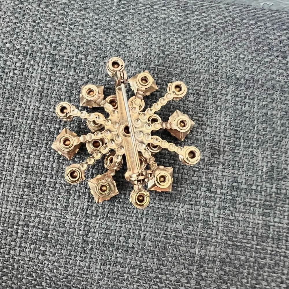 Vintage Atomic Snowflake MCM brooch in shades of blue crystals unmarked